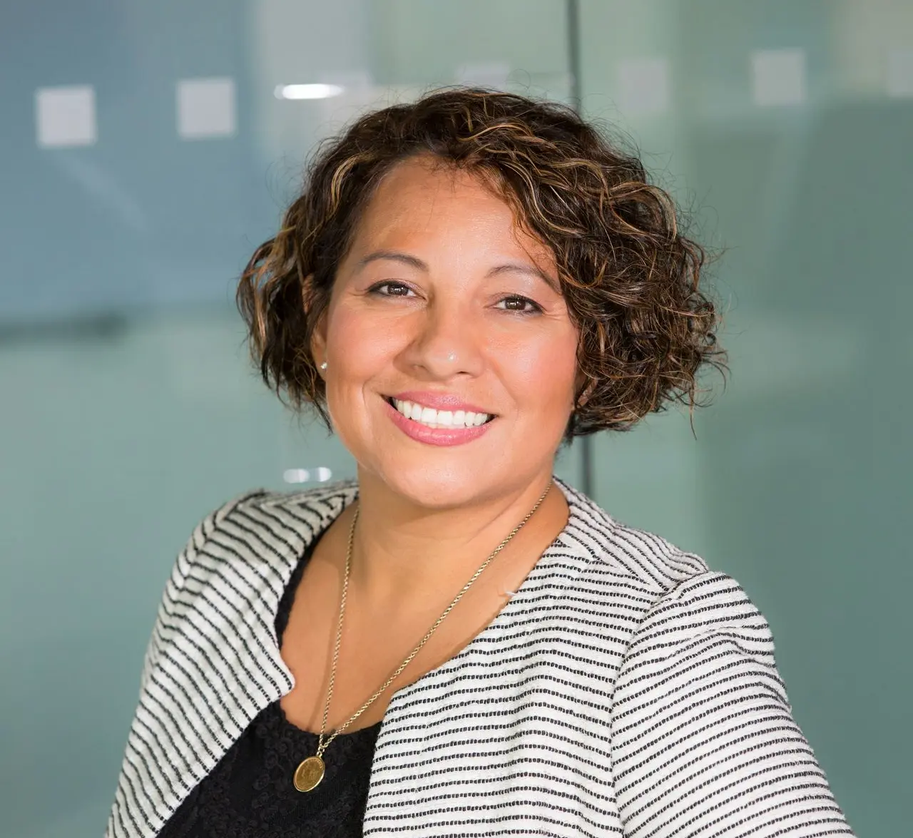 woman on focus photography